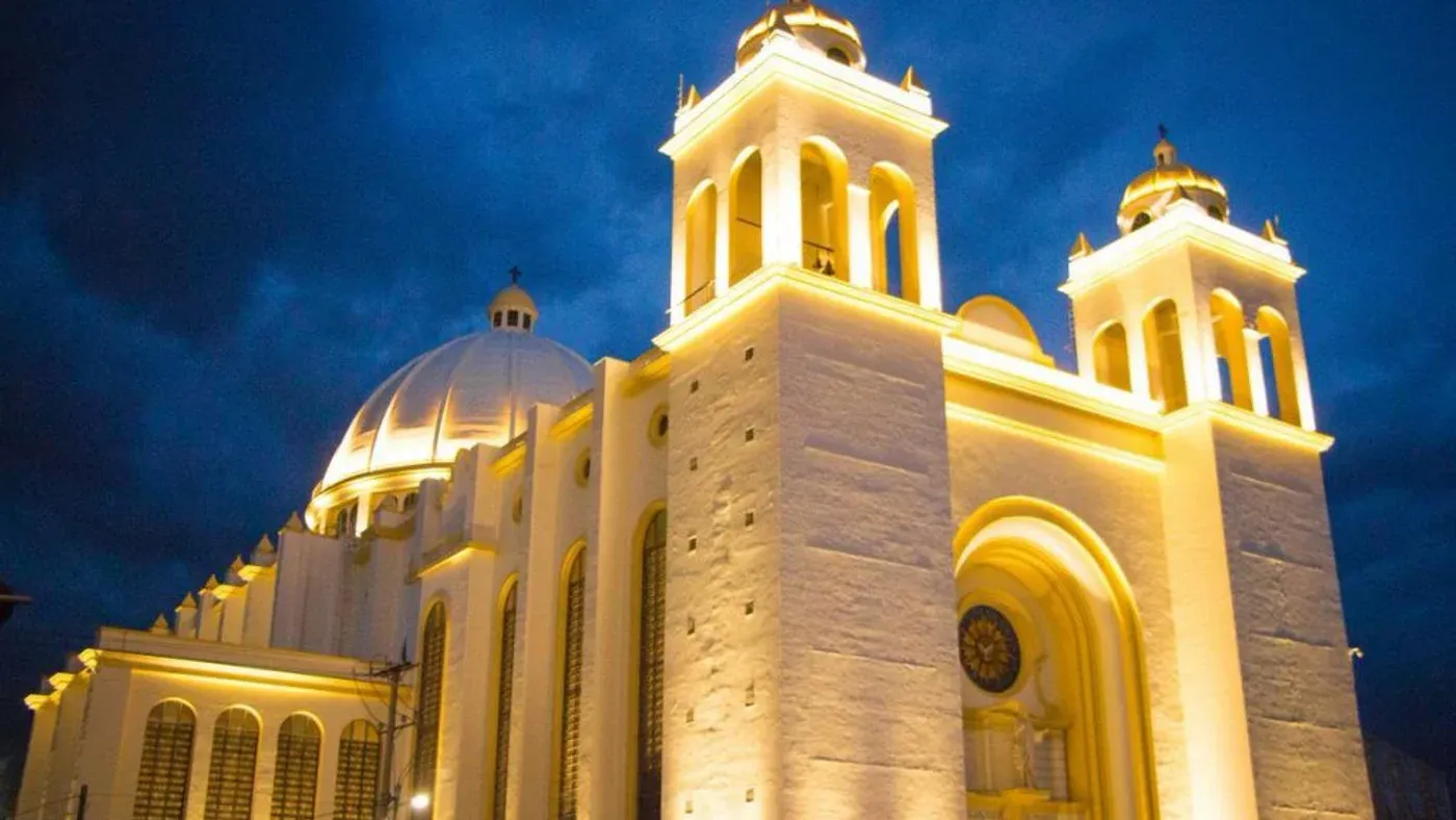 Fachada principal y cúpula de la Catedral Metropolitana de San Salvador