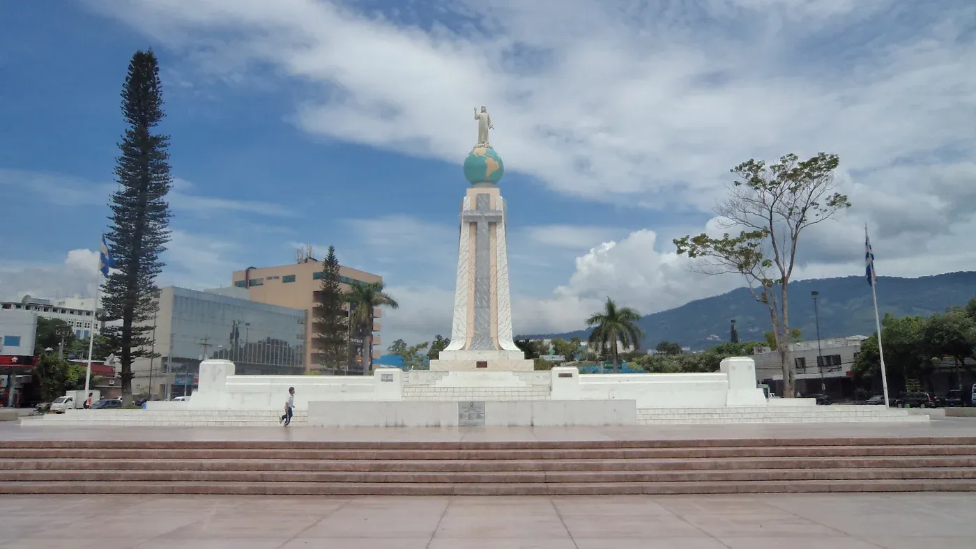Monumento al Divino Salvador del Mundo sobre su pedestal escalonado en la Plaza Salvador del Mundo