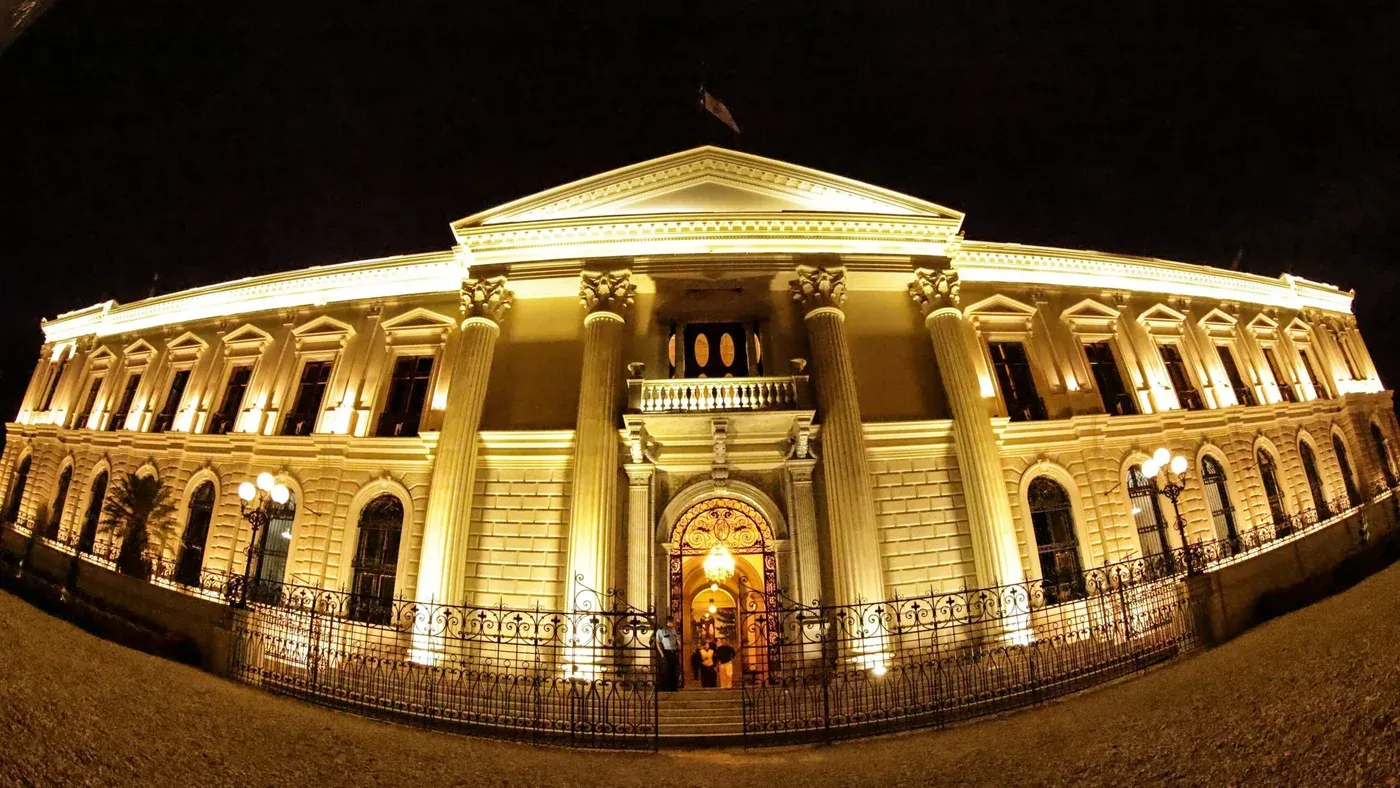 Fachada neoclásica del Palacio Nacional de El Salvador frente a la Plaza Gerardo Barrios