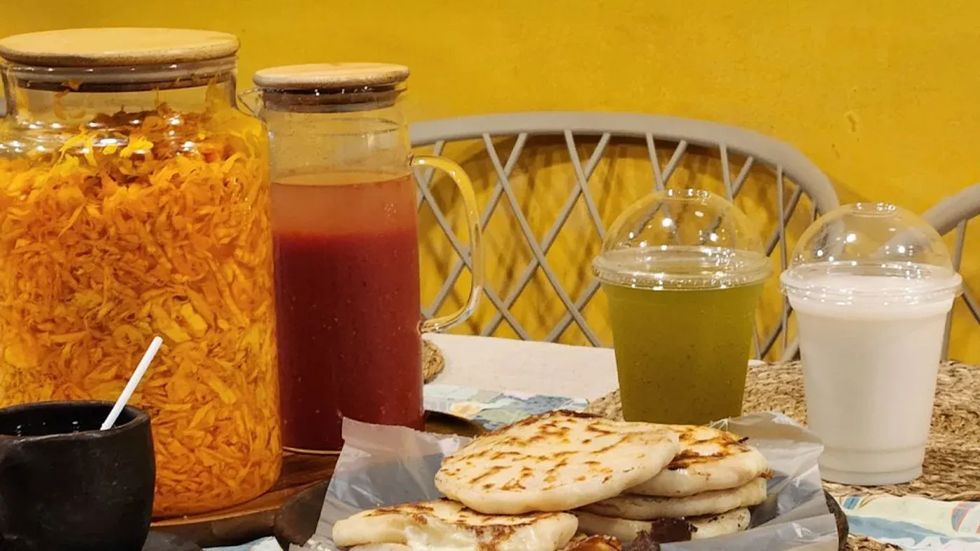 Pupusas tradicionales salvadoreñas servidas con curtido y salsa en el Centro Histórico