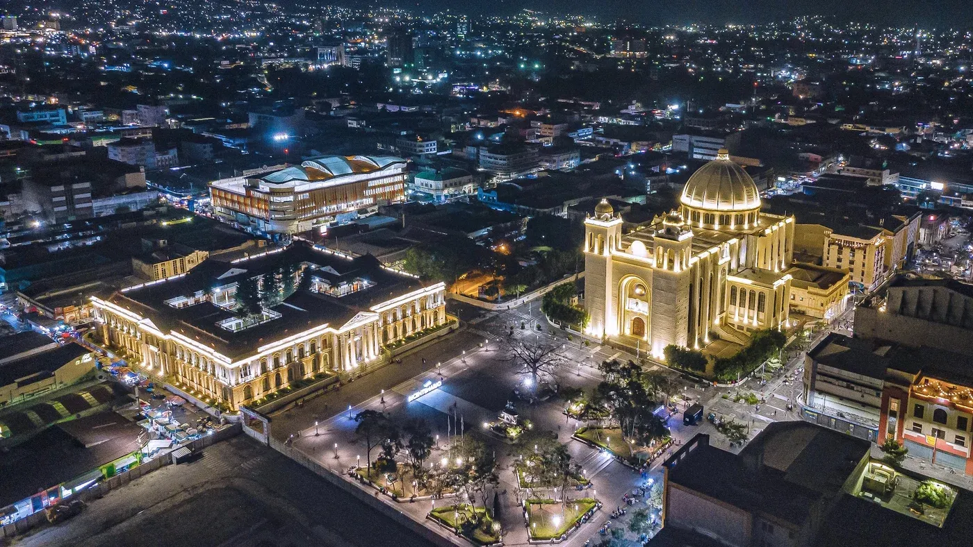 Vista panorámica de la Plaza Gerardo Barrios y el Palacio Nacional en el Centro Histórico de San Salvador