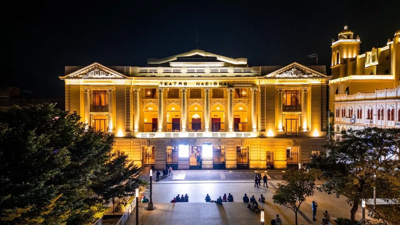 Fachada de estilo renacentista francés del Teatro Nacional de San Salvador junto a la Plaza Morazán